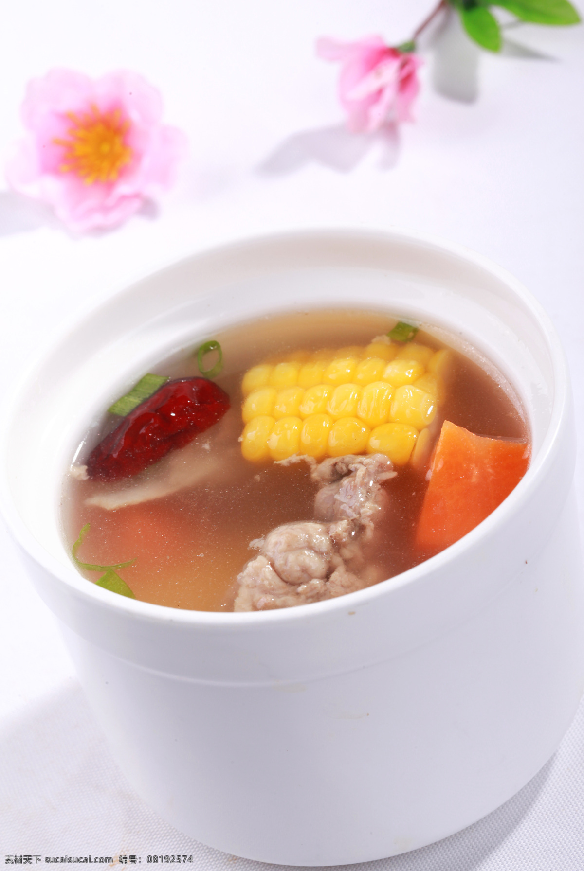 玉米煲龙骨 玉米 胡萝卜 煲龙骨 龙骨汤 排骨汤 煲汤 高清菜谱用图 餐饮美食 传统美食