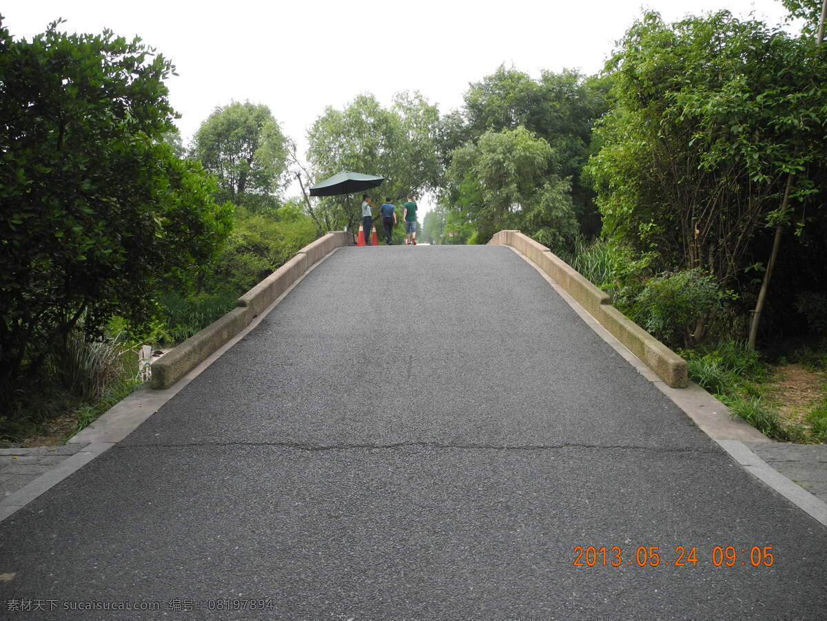 板油路 游客 上坡 树 凉棚 园林建筑 建筑园林