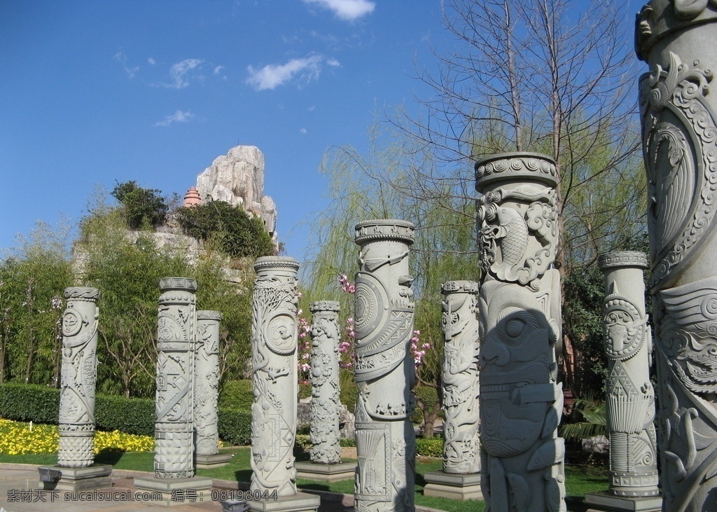 昆明 世博园 雕花 石柱 云南 世界园艺博览会 山 植物 绿树 建筑 雕花石柱 旅游景点 景观 世博园一角 云南昆明 国内旅游 旅游摄影