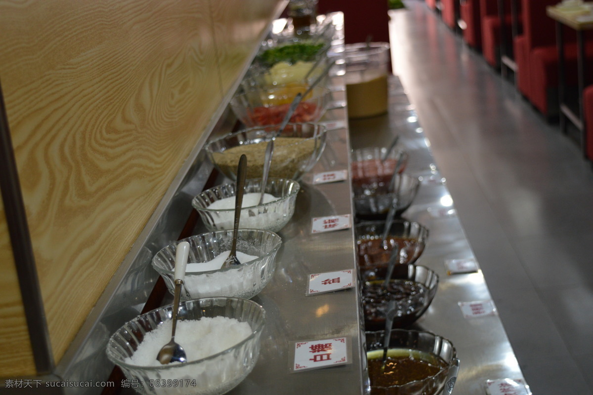 火锅菜品调料 室内环 火锅 菜品 调料 室内 环境图 盆子 碗 桌子 玻璃 勺子 金属 西餐美食 餐饮美食