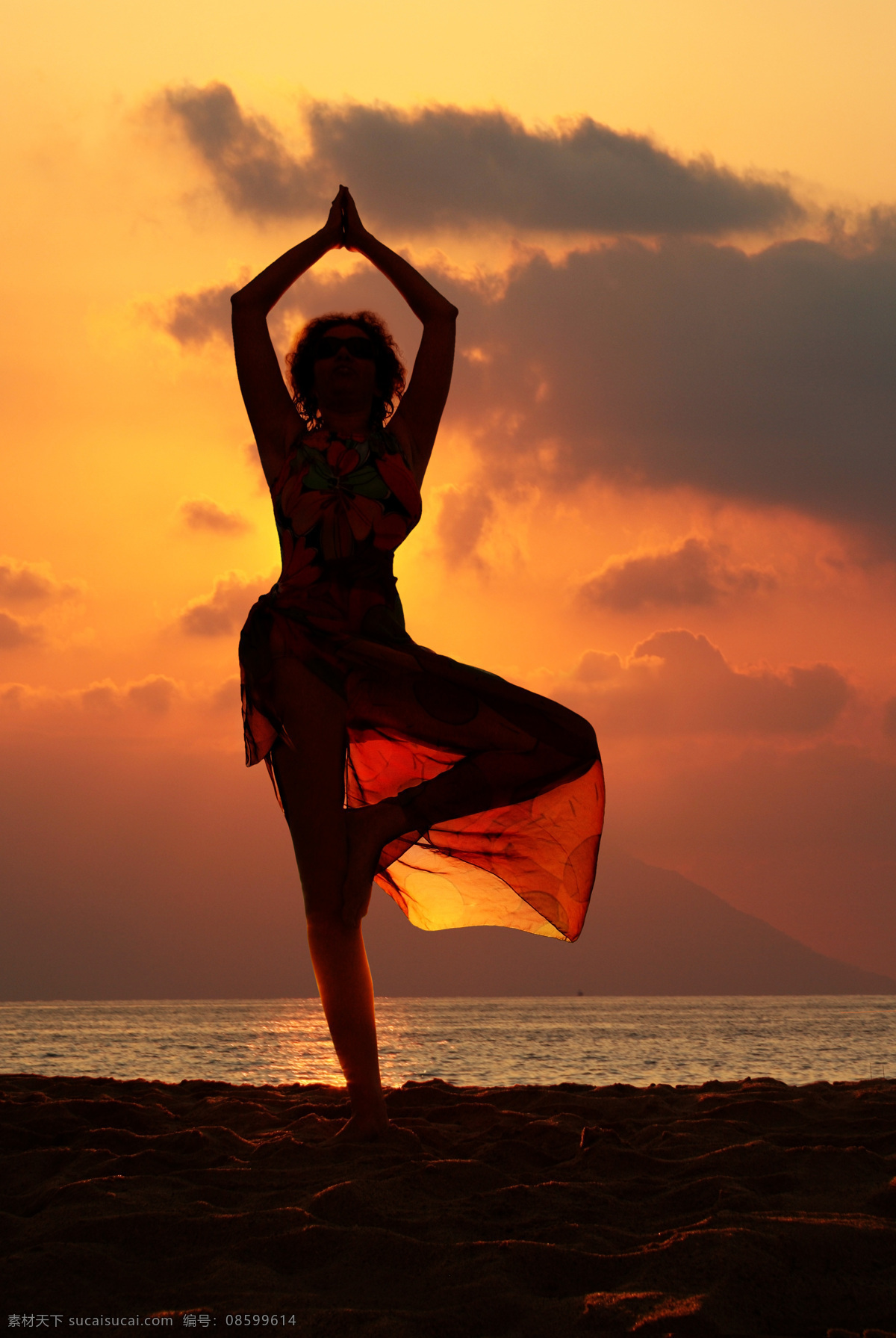 海边 日落 景象 海洋风景 大海 海平面 海面 海水 练瑜珈的人物 单脚站立 练瑜珈的女人 日落风光 美丽风景 海景 海边日落 大海图片 风景图片
