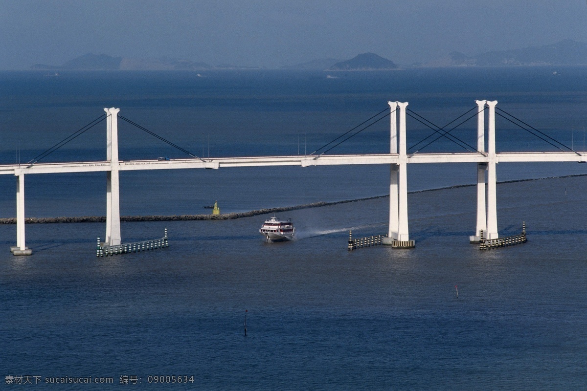船 大海 大桥 岛 岛屿 海 海上 桥 桥梁 吊索桥 白桥 挺 游船 游艇 自然景观 自然风景 风景 生活 旅游餐饮
