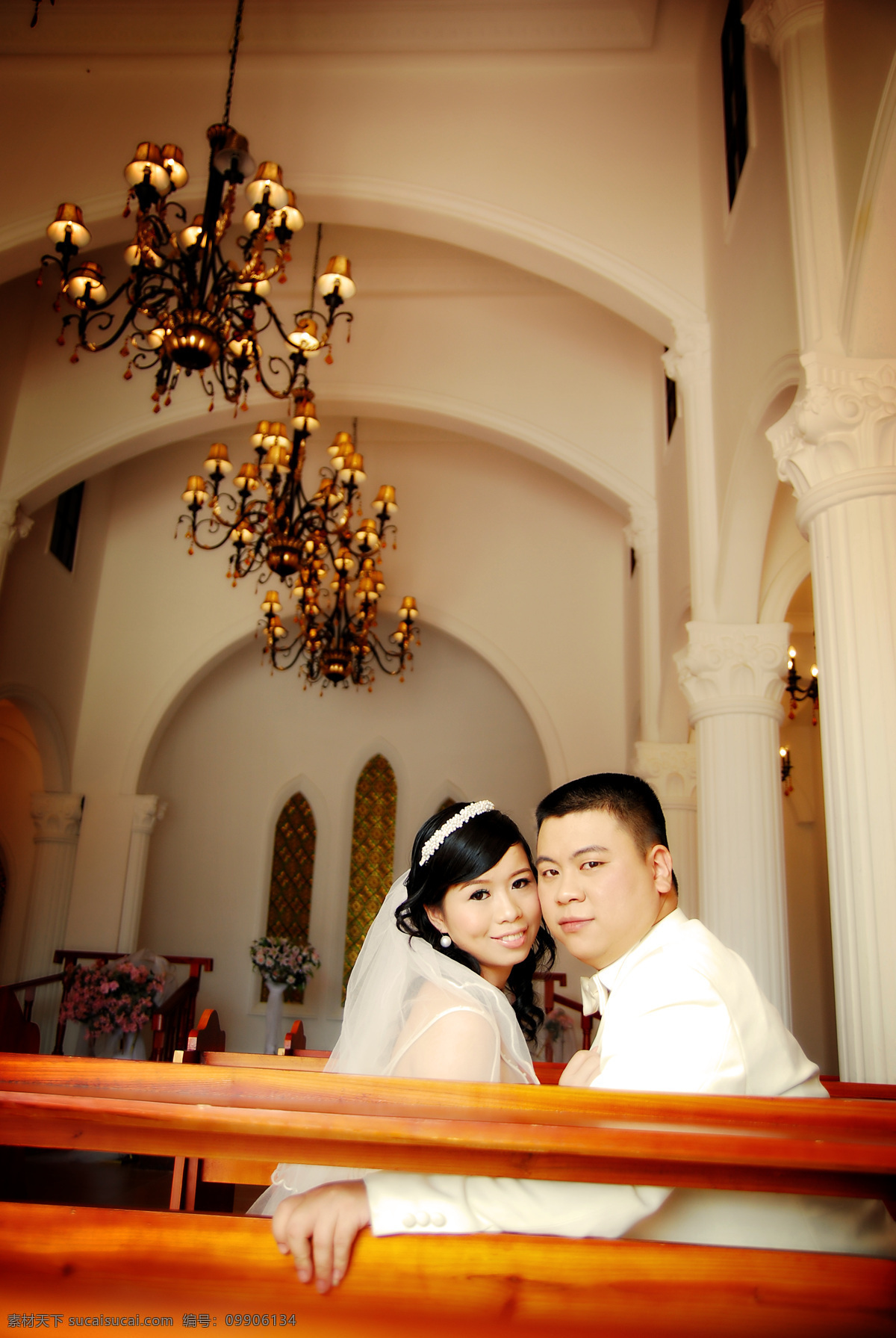 灯 婚纱 婚纱照 教堂 结婚 男人 女人 女性 人物 东方女人 人物摄影 人物图库 家居装饰素材 灯饰素材