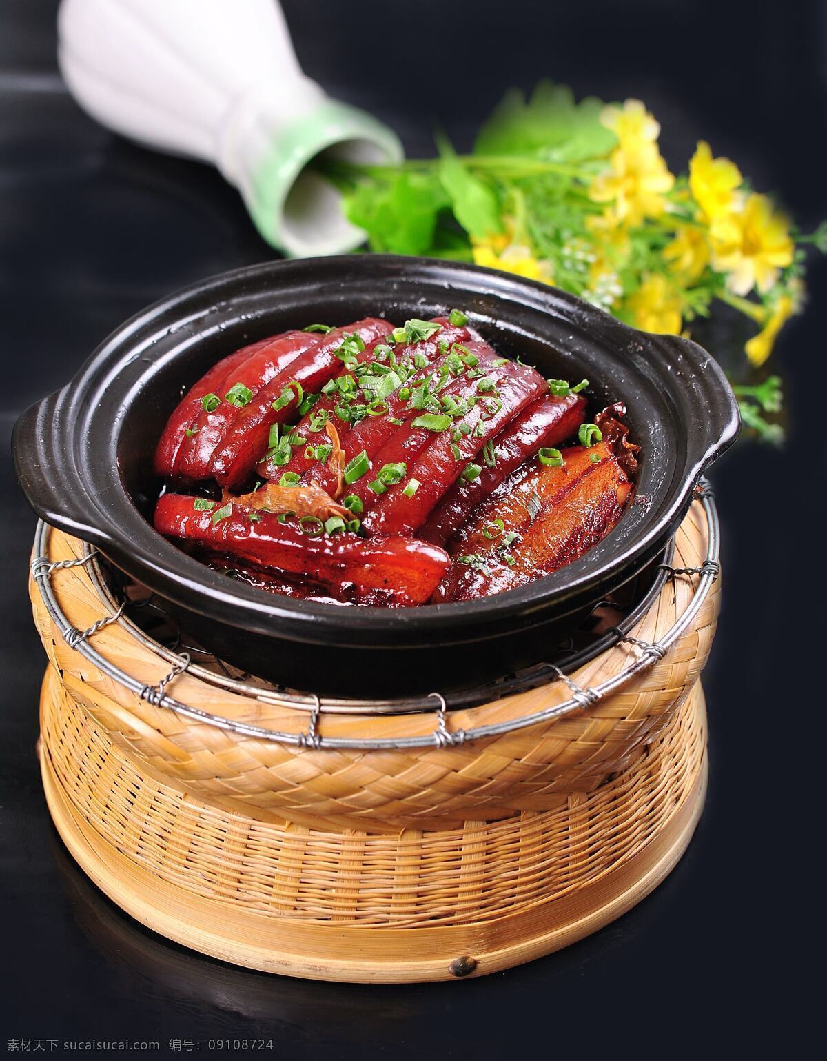 徽式干锅扣肉 干锅扣肉 徽式扣肉 梅菜扣肉 海带扣肉 荷香扣肉 荷香 扣肉 梅干菜扣肉 热菜 传统美食 高清菜谱用图 餐饮美食
