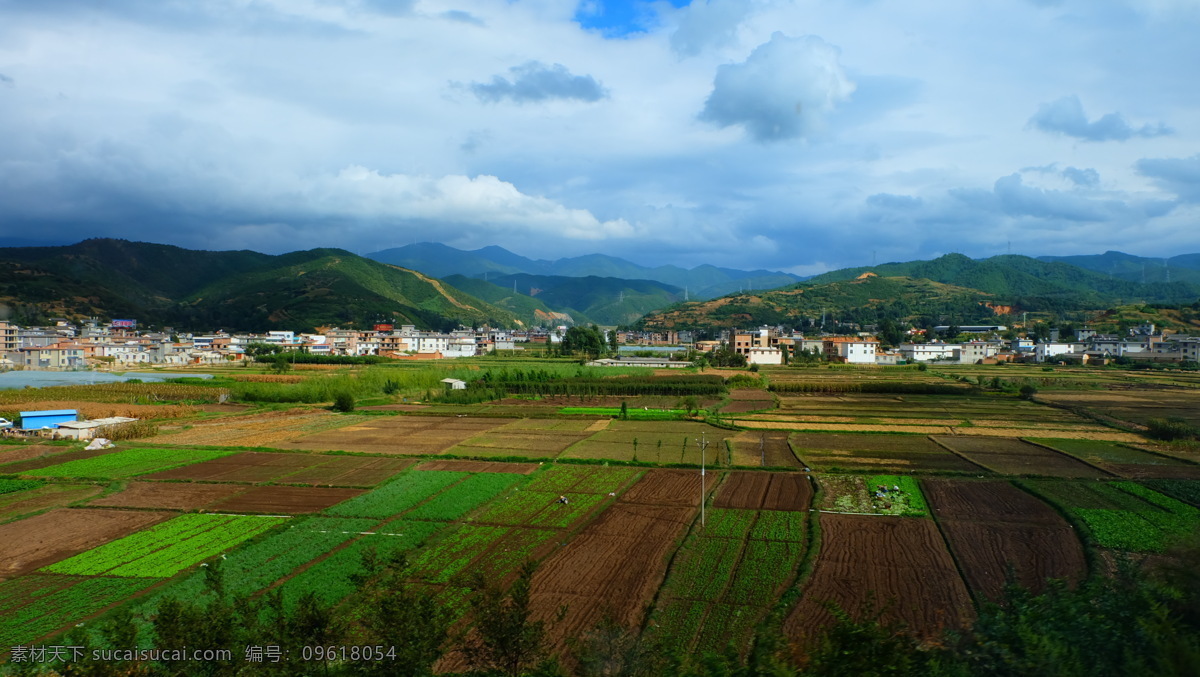 云南白族村庄 云南 大理 田地 白族村落 山川 树林 山水 风景 国内风景 美景 名山 大山 蓝天 白云 自然景观 山水风景