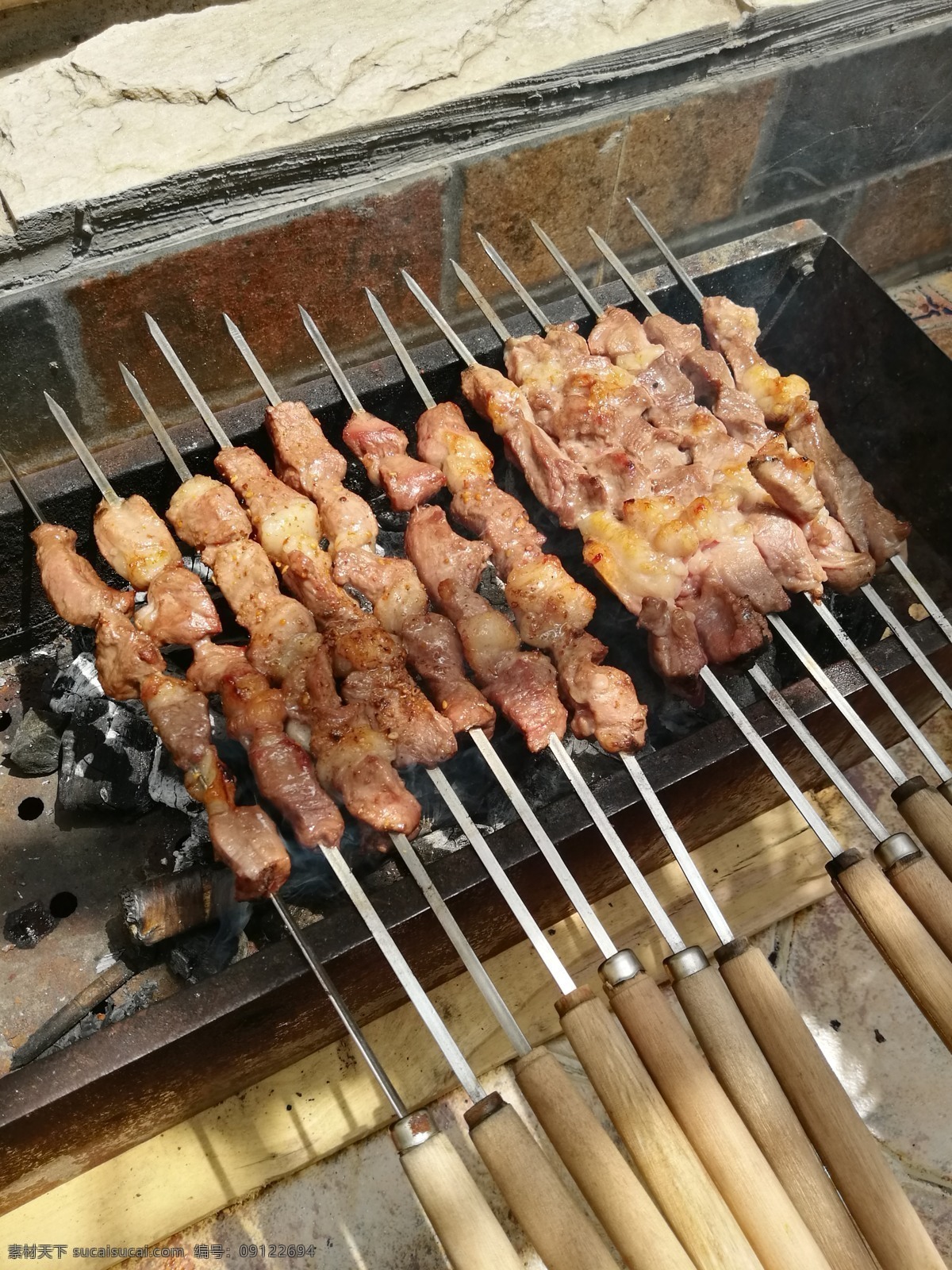 羊肉串熟了 碳烤 羊肉串 撸串 烤串 新疆 舌尖中国美食 餐饮美食 传统美食