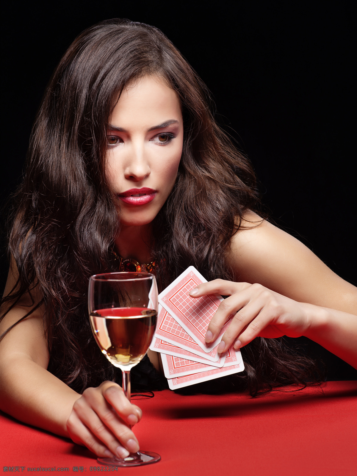 赌场 女人 人物 女性 赌博 美女 诱人 气质 高贵 扑克牌 香槟酒 美女图片 人物图片