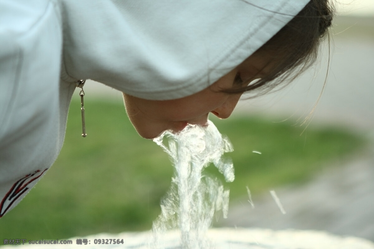 小女孩 饮用水 喷泉 灰色