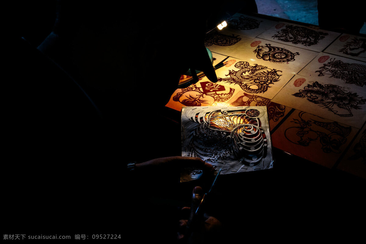 老人 剪纸 艺术 灯光 中国剪纸艺术 文化艺术 传统文化