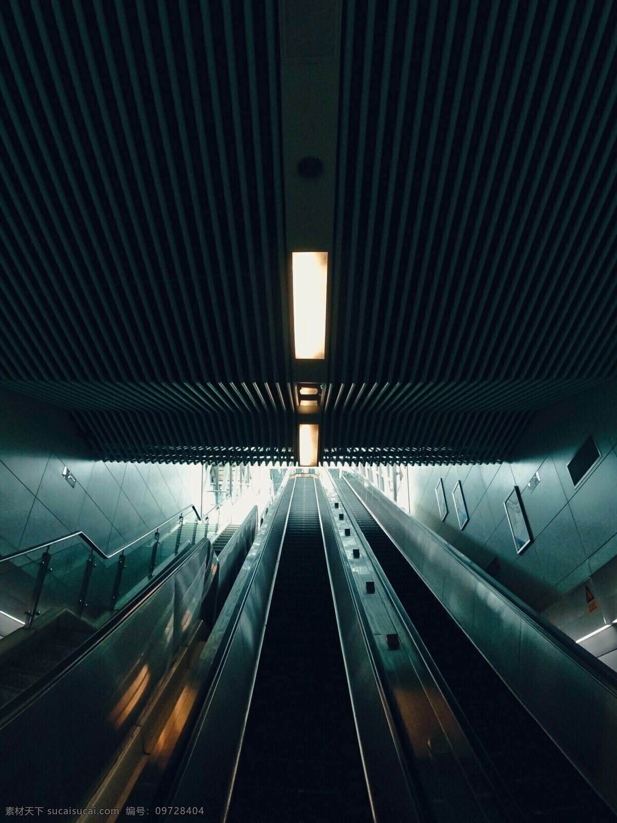 扶手电梯图片 地铁站 扶手电梯 暗金风格 高清 光亮 现代科技 交通工具