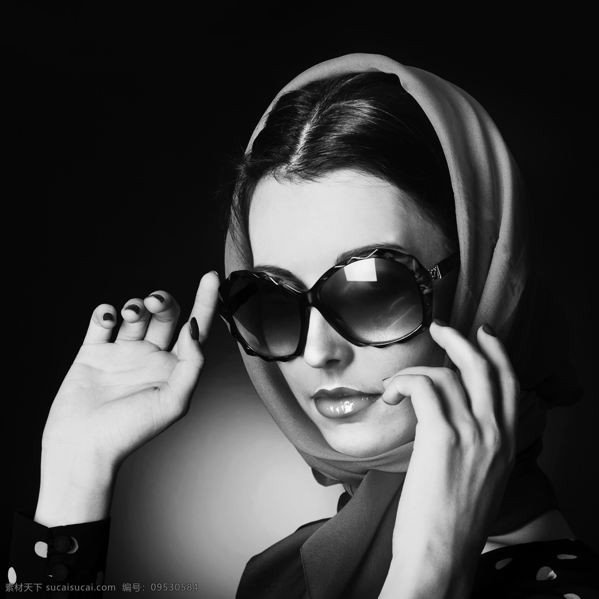 戴 眼镜 美女 黑白 照片 墨镜 头巾 女人 外国女人 美女图片 人物图片
