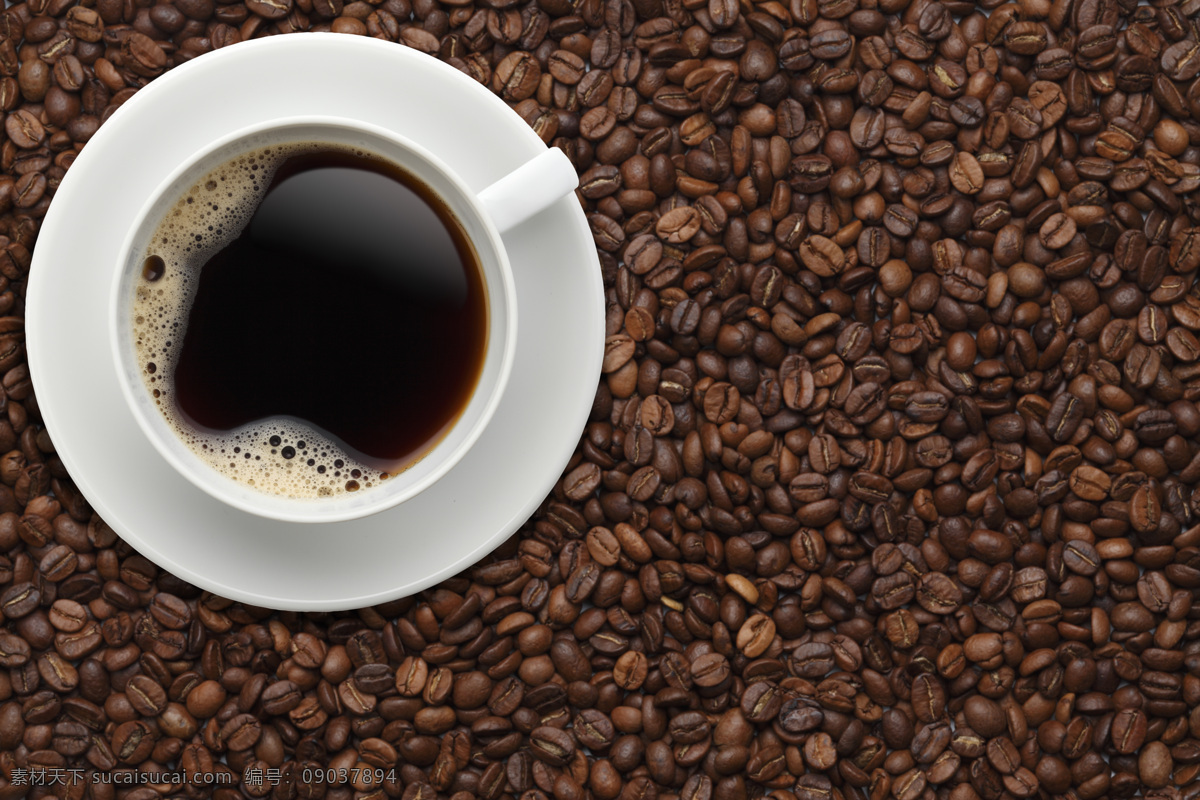 咖啡豆 上 咖啡 香浓咖啡 咖啡杯 休闲饮品 食材原料 健康食品 酒水饮料 咖啡图片 餐饮美食