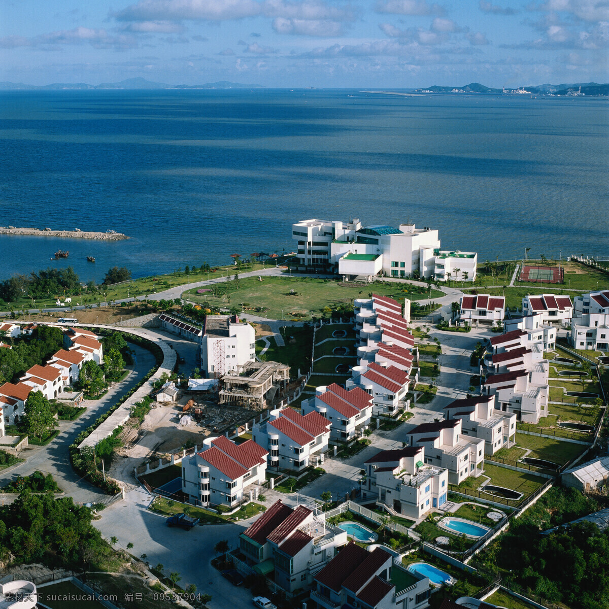 海边 别墅 群 现代城市 现代都市 城市风景 高楼大厦 繁华都市 繁荣城市 道路 马路 城市风光 海边城市 海边别墅 别墅群 大海 蓝天白云 环境家居 黑色