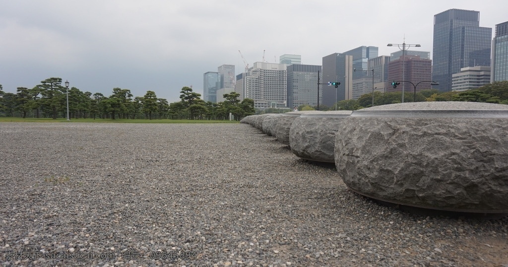 日本皇居沙地 户外 日本东京 皇居广场 砂石广场 高层建筑 圆石护栏 彩色图片 旅游景点 都市风光 园林绿地 草坪树木 旅游摄影 国外旅游