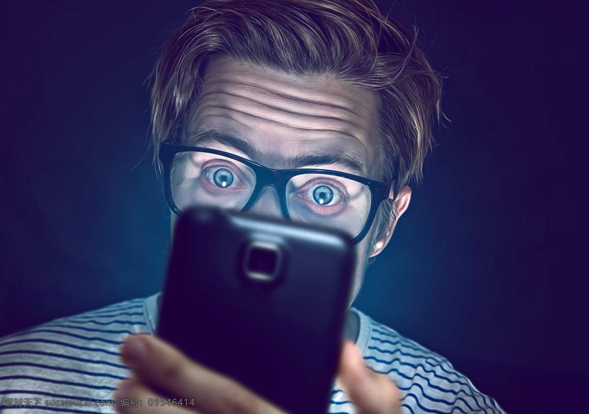 手机 男人 智能手机 惊讶表情 睁大眼睛 手机图片 现代科技
