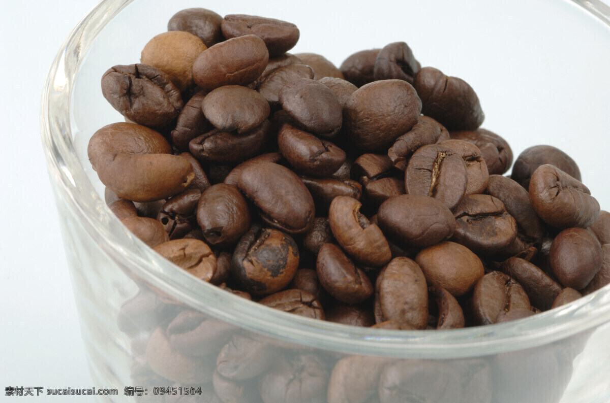 一杯 咖啡豆 很多粒 一粒粒 一颗颗 黝黑 黑色 褐色 圆形 椭圆 高清图片 咖啡图片 餐饮美食