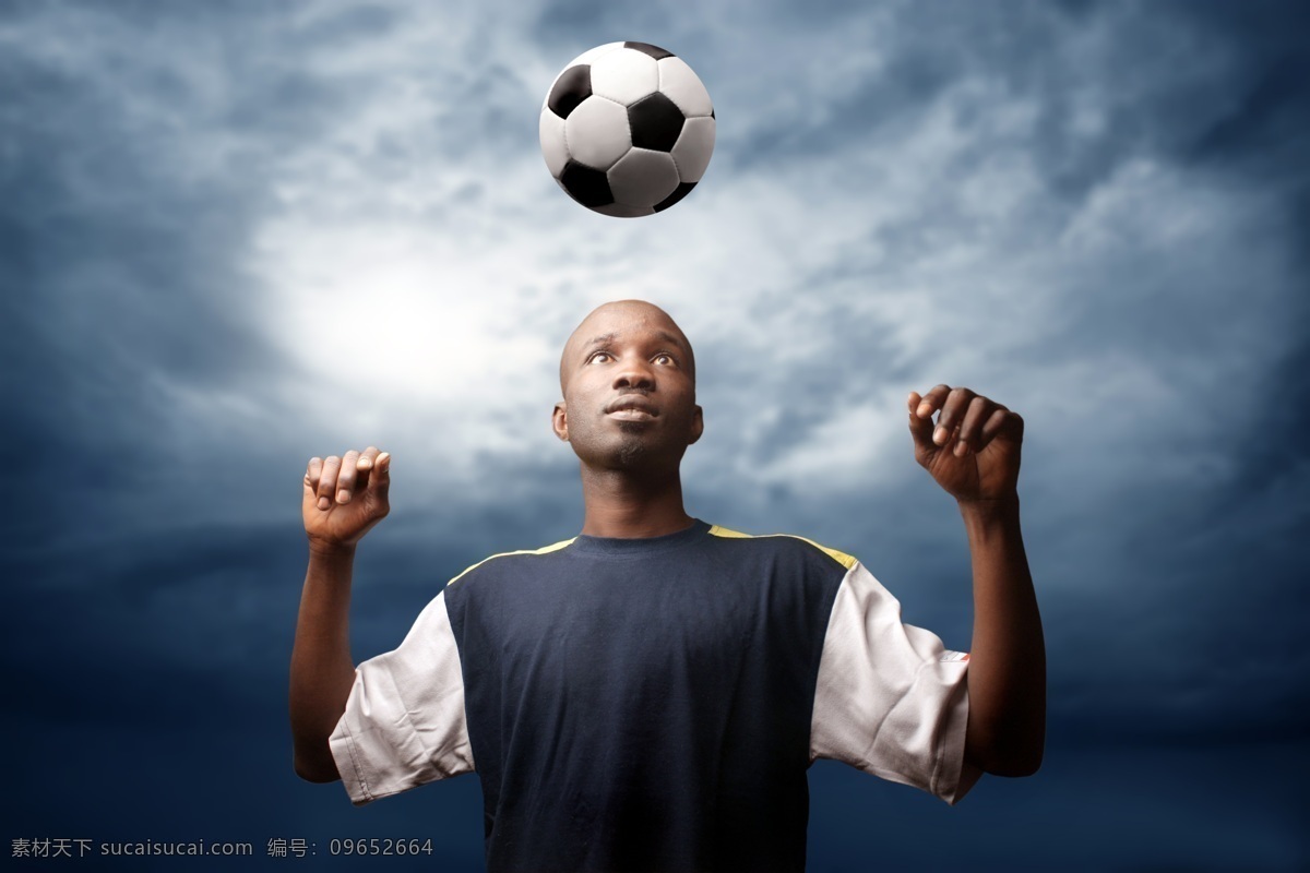 创意足球运动 创意 足球 运动 体育 体育项目 体育运动 足球运动 比赛 football 创意摄影 绿茵 头顶 顶球 文化艺术 摄影图库