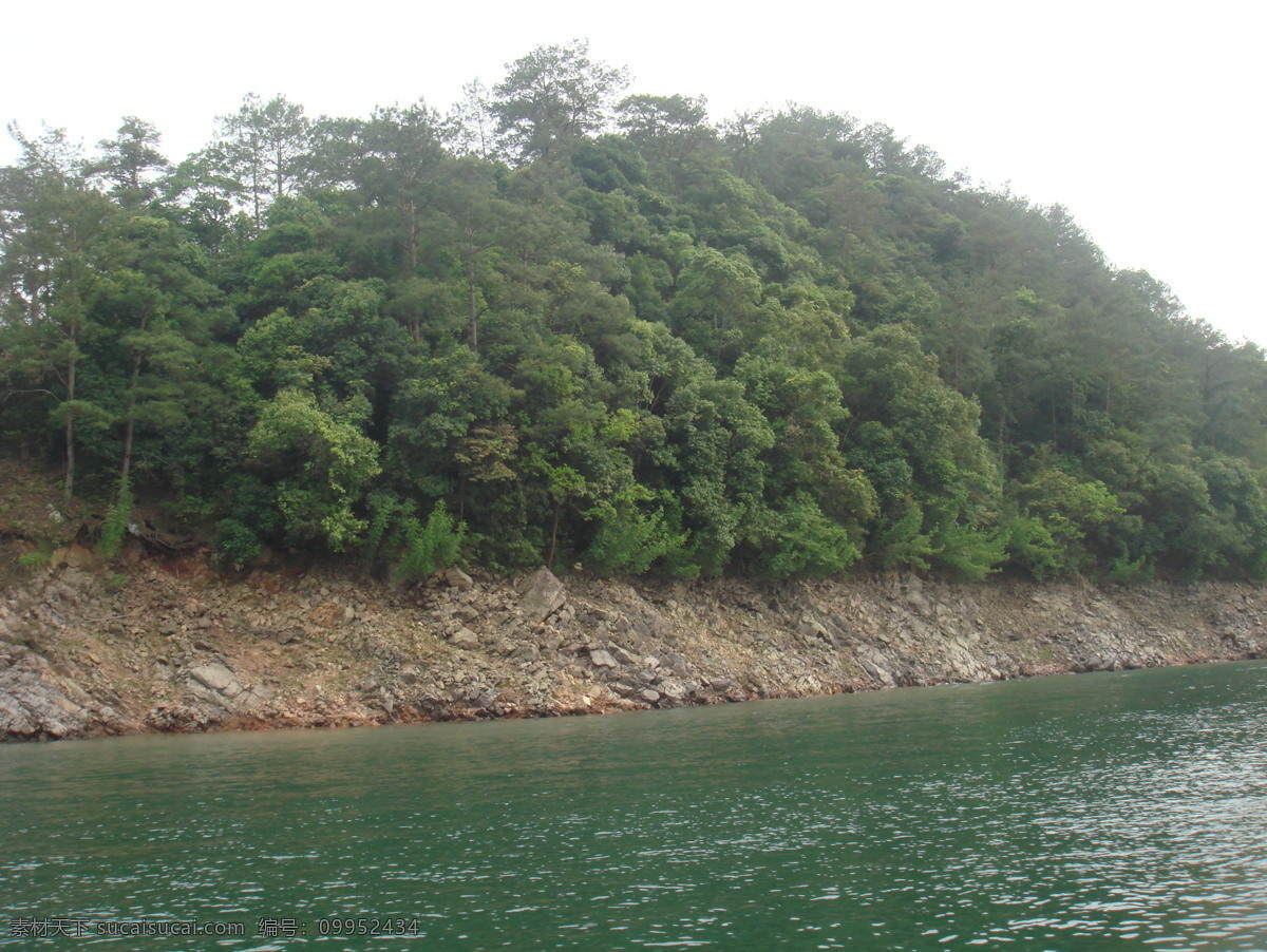 湖岸 陡水湖 绿树 蓝天 自然风景 旅游摄影