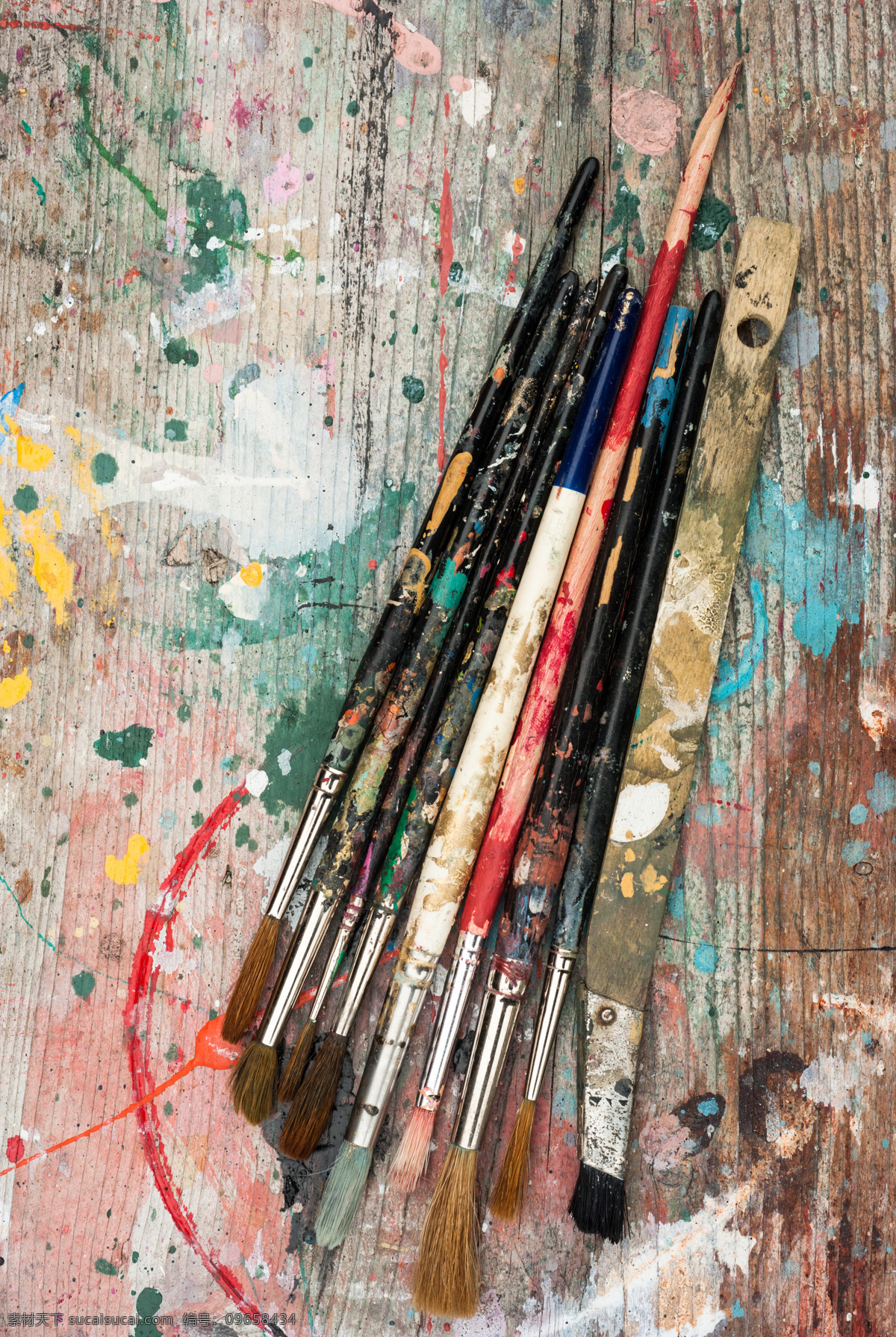 木板 上 油画笔 墨迹 木板背景 画笔 美术用品 文具 绘画用品 其他艺术 文化艺术