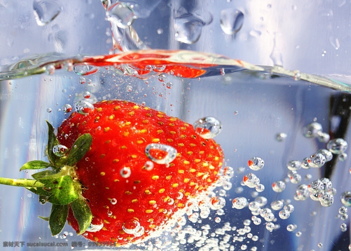 草莓 水果 动感水果 高清水果图片 夏日清爽水果 水中草莓 水 动感水 水泡 生物世界