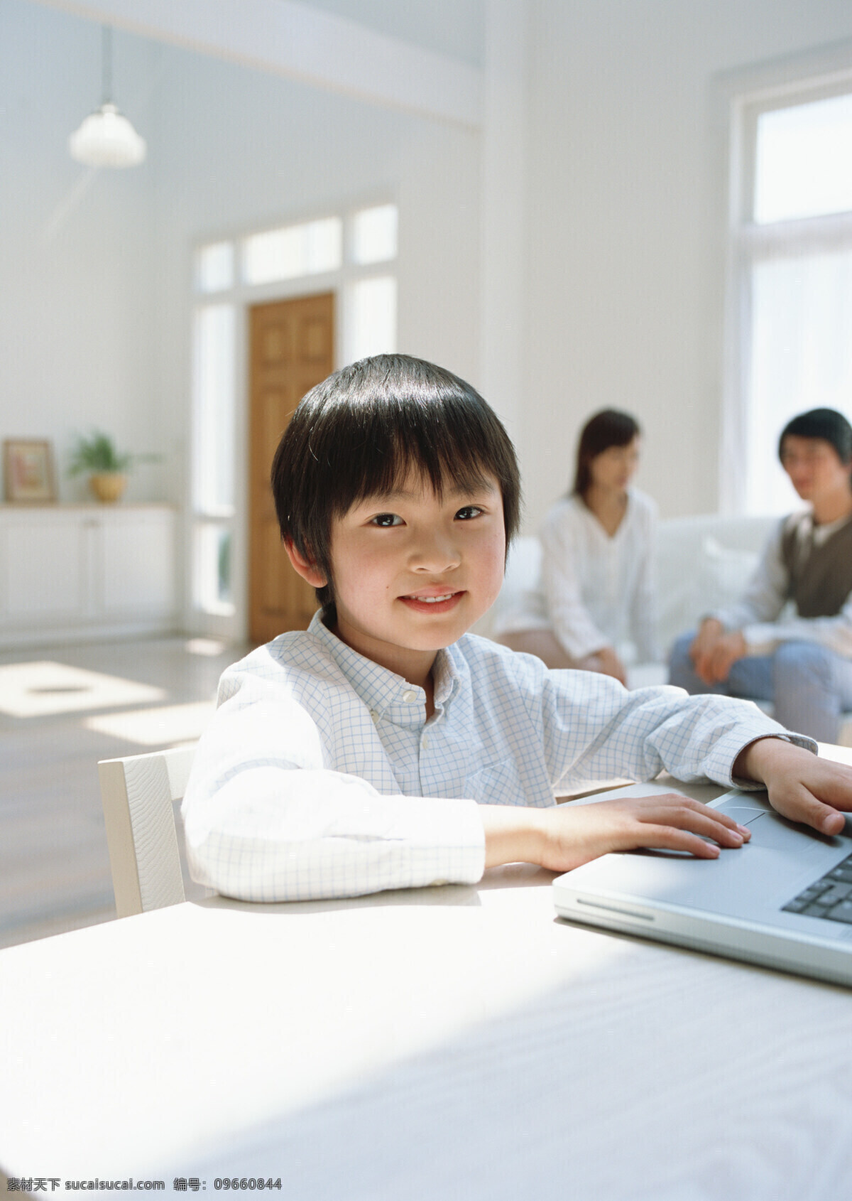 坐在 电脑 旁 小 男孩 儿童 可爱 小男孩 学习 生活人物 人物图片
