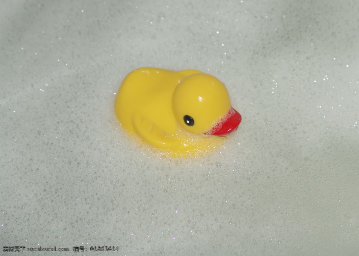 儿童 生活百科 生活素材 玩具 玩偶 小鸭子 娱乐 浴缸 里 小 鸭子 浴池 浴室 psd源文件