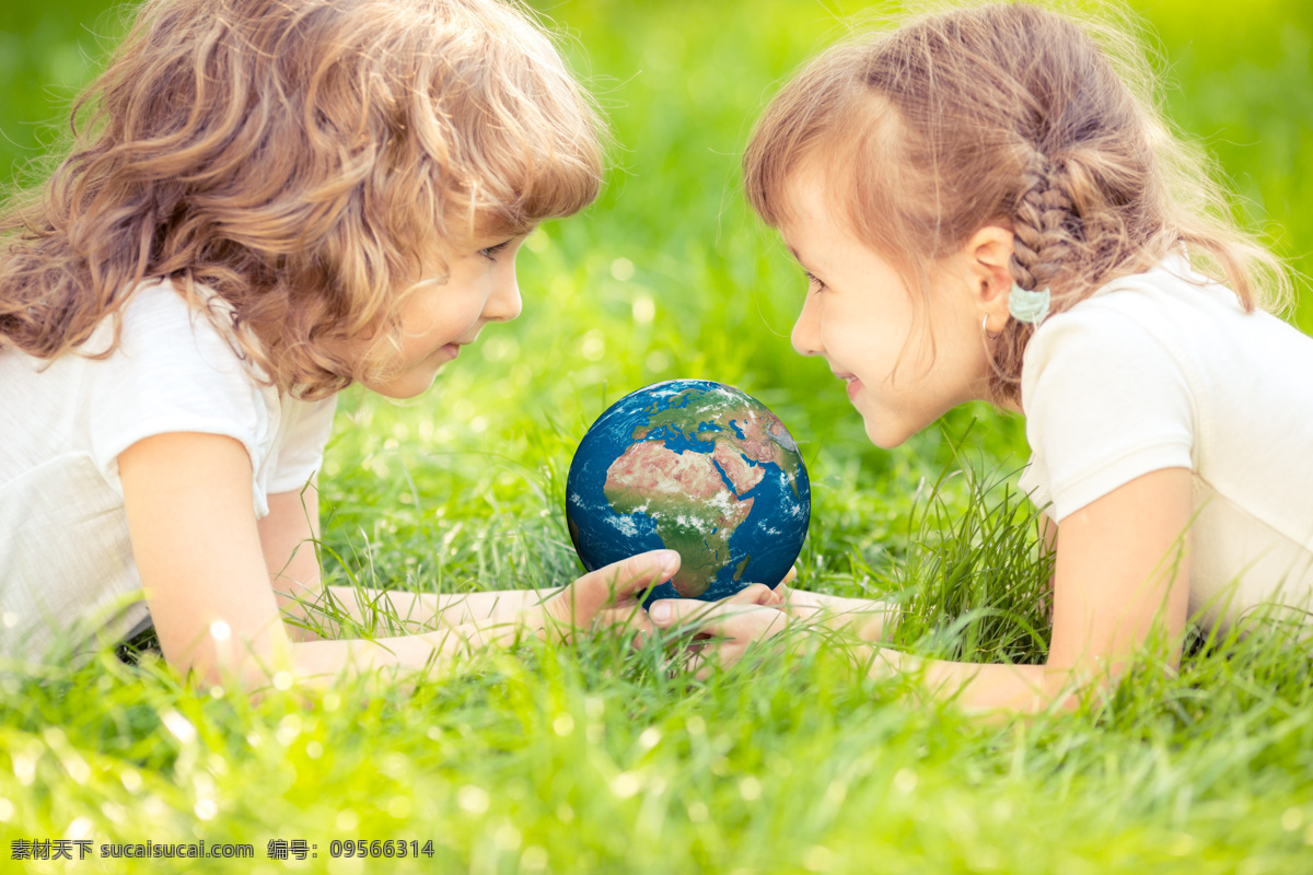 捧 着地 球 两个 小女孩 外国儿童 儿童幼儿 草坪 地球 地球图片 环境家居