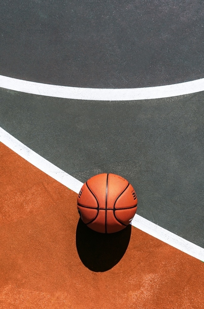球场上的篮球 篮球 篮球场 球场 红色篮球 朱红篮球 球 生活百科 体育用品