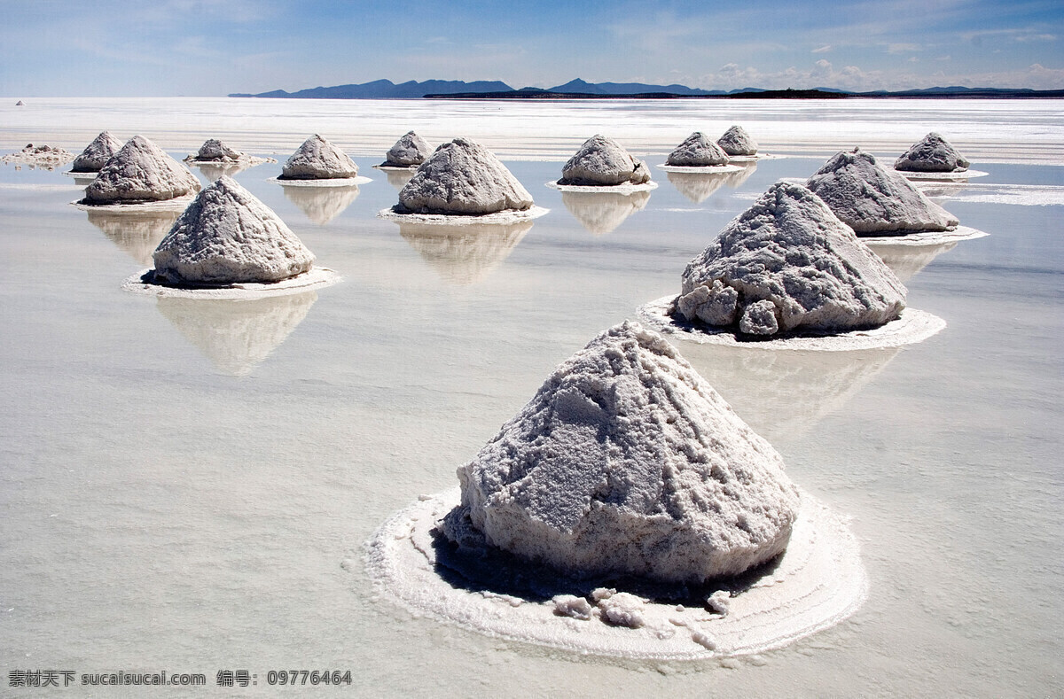 乌尤尼盐沼 玻利维亚 世界风光 蓝天 白云 风景 远山 盐滩 盐堆 倒影 国外旅游 旅游摄影