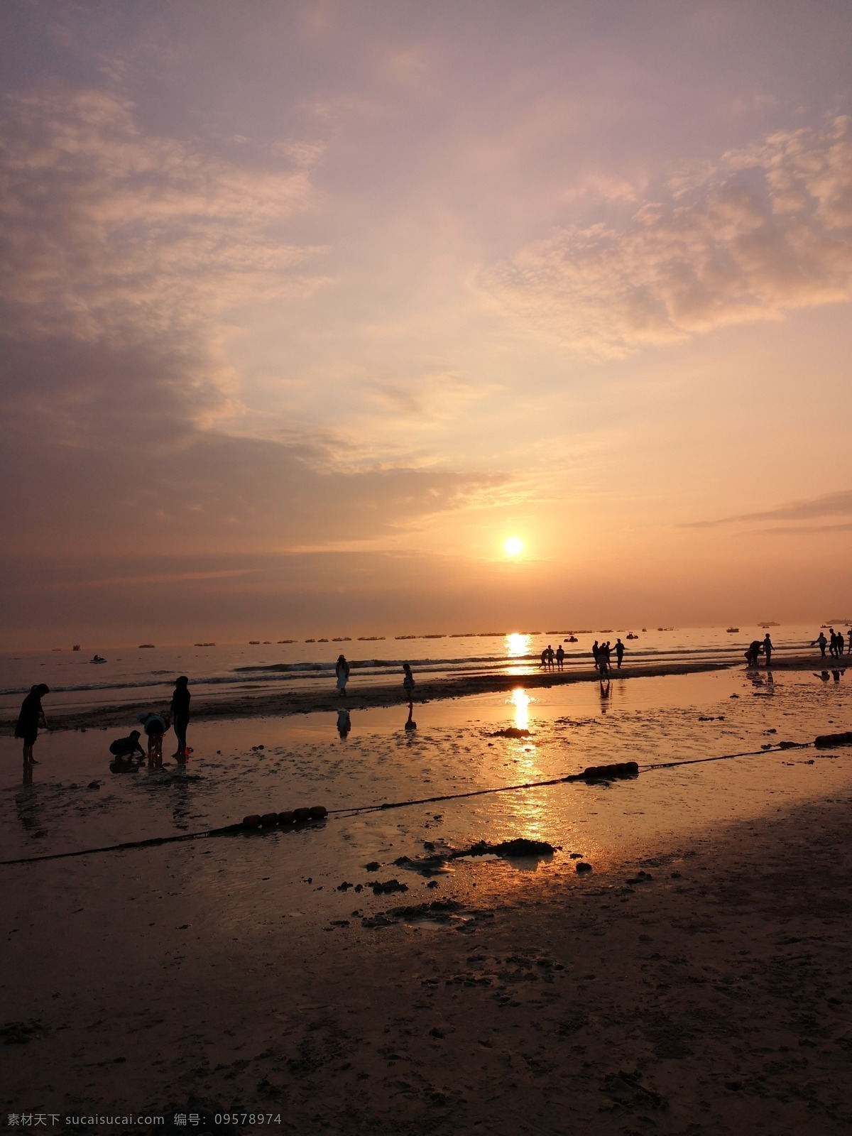 夕阳 海边 太阳下山 朝阳 朝霞 海景 赶海 海滩 沙滩 彩云 彩霞 蓝天 白云 自然景观 自然风景