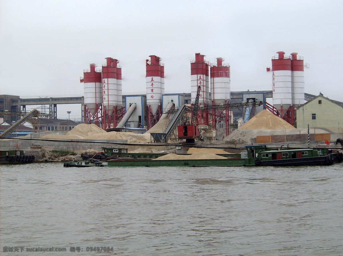 河畔 沙土 围墙 河流 蓝色 轮船 房屋 铁架子 天空 红色 高架桥 工业生产 现代科技