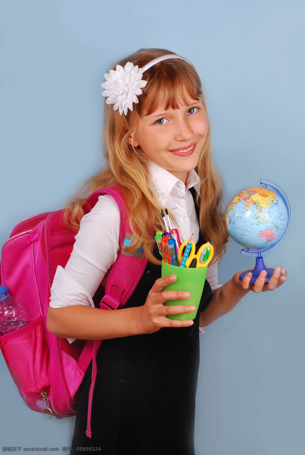 捧 地球仪 笔筒 女孩 背书包的女孩 女生 小学生 儿童教育 地球图片 环境家居