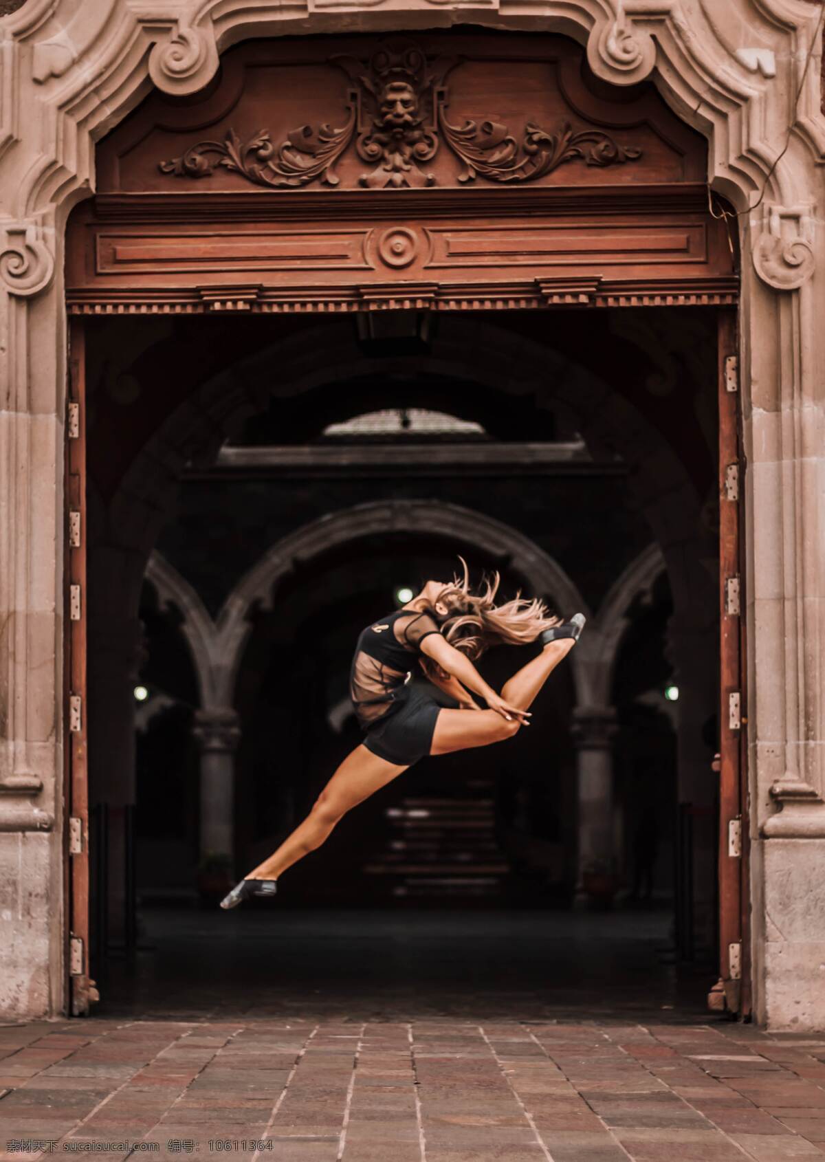 跳舞 女性 舞蹈家 女人 跳跃 舞蹈 门口 建筑 芭蕾 芭蕾舞者 芭蕾舞 拱门 人 侧影 艺术 黑 对比 光影 人物 人物图库 女性女人