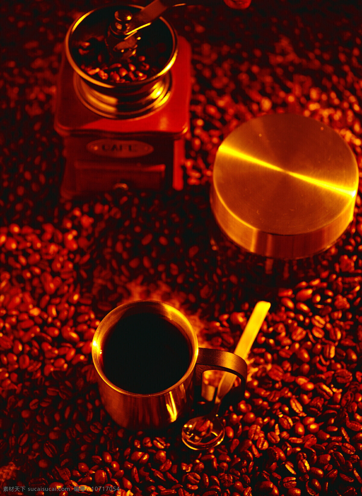 堆 褐色 咖啡豆 上 研磨机 金属物 勺子 杯子 一片咖啡豆 一堆咖啡豆 咖啡 褐色咖啡豆 磨咖啡豆机 咖啡豆研磨机 高清图片 咖啡图片 餐饮美食