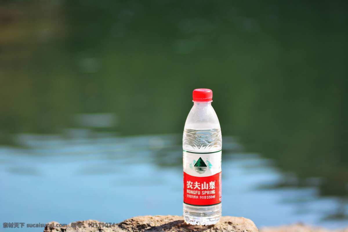 农夫山泉 有点 甜 青山 绿水 饮料瓶 抓拍 自然景观