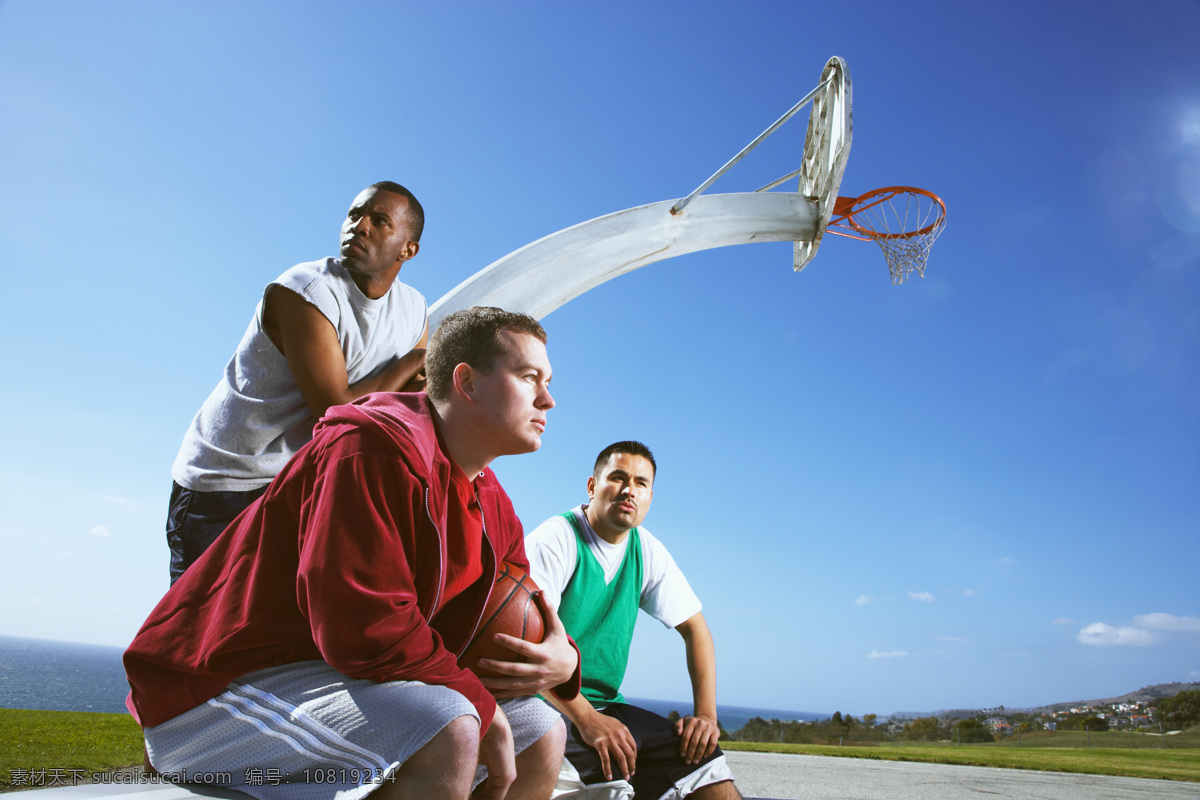 三个 篮球 男人 运动 打篮球 篮球场 篮球架 三个人 空旷 天空 蓝天 白云 生活人物 人物图片
