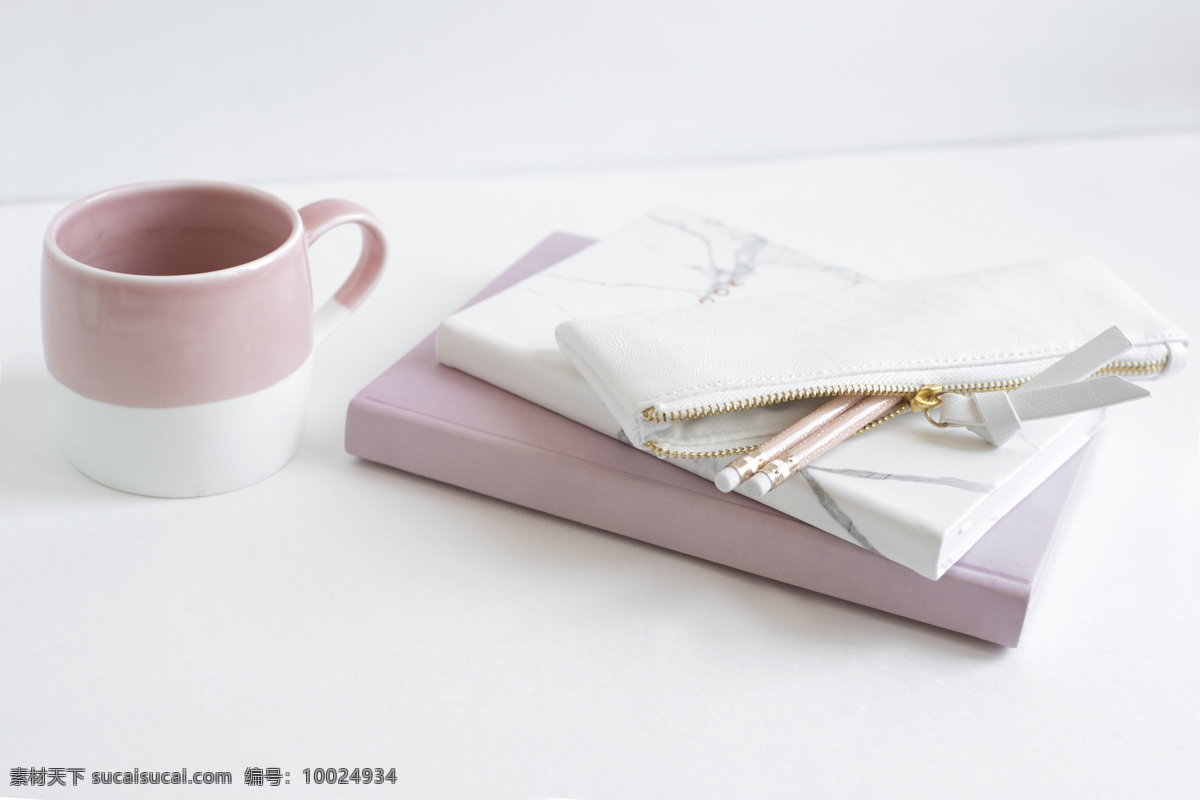 手绘 简单 欧洲 风 背景 摆设 图 白色 杯子 背景素材 粉红色 记事本