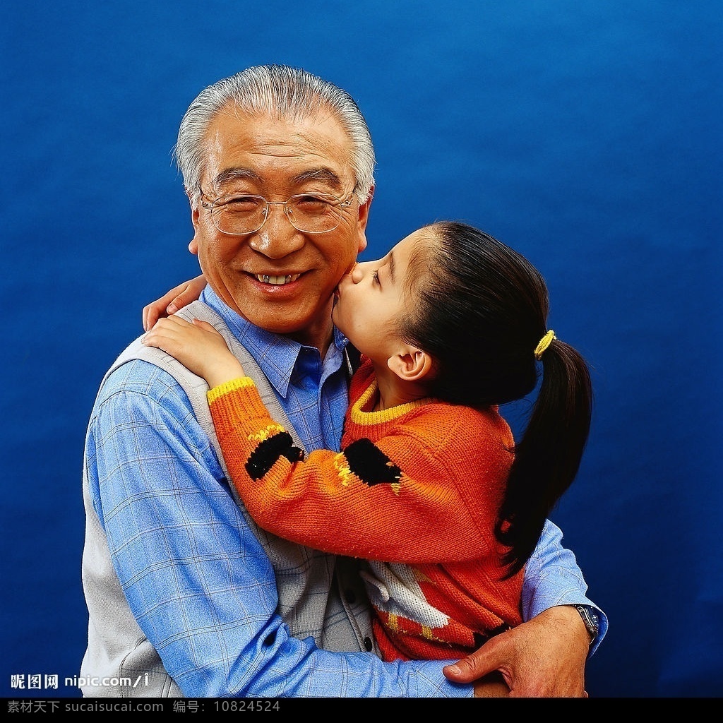 爷爷 孙女 老人 小孩 蓝色背景 人物图库 人物摄影 摄影图库