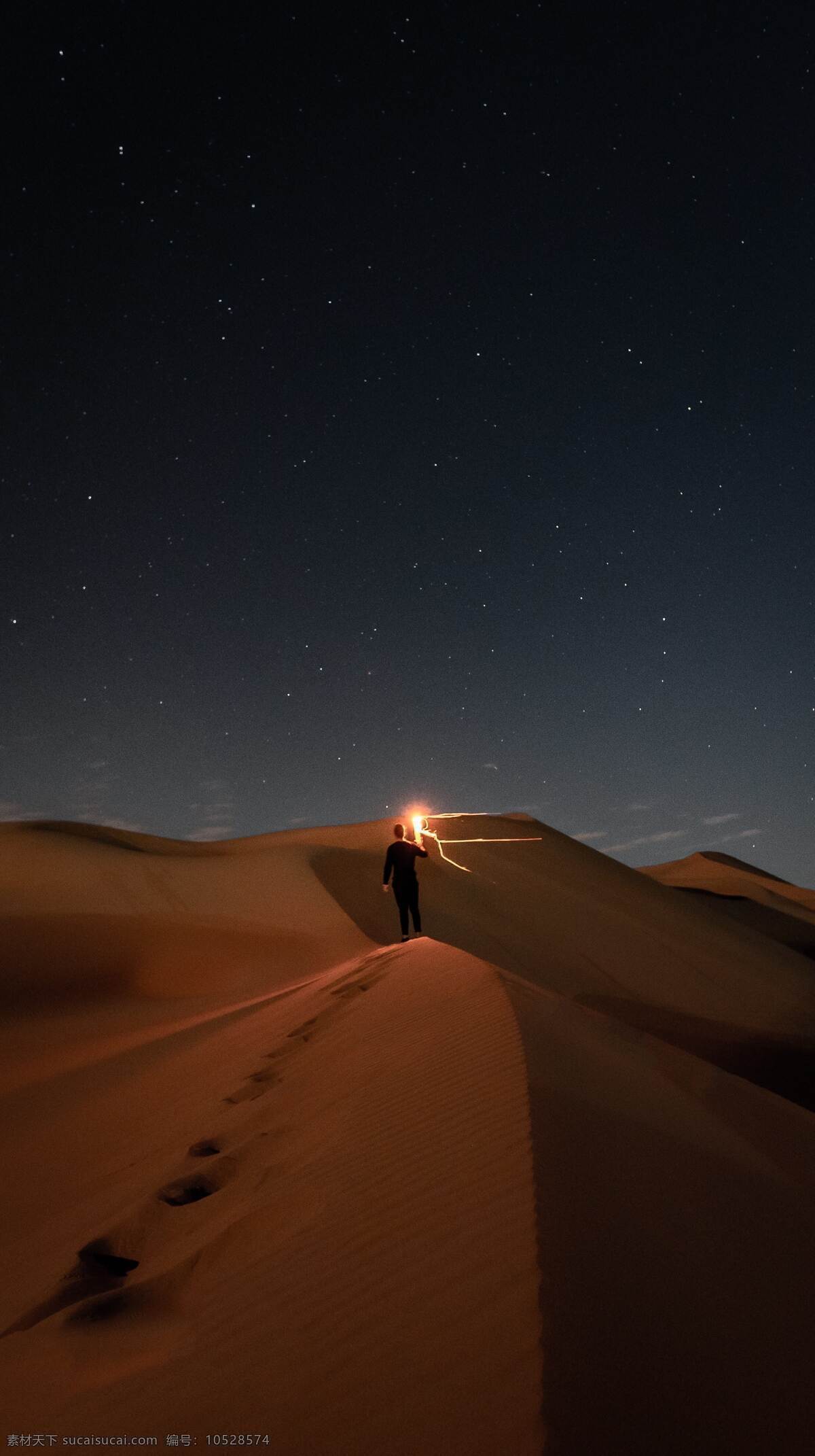 沙漠 照明 棒 人 无人区 火把 背影 沙 沙丘 点亮 亮 痕迹 星星 晚上 星空 夜晚 探险 光线 发光 人物 人物图库 女性女人