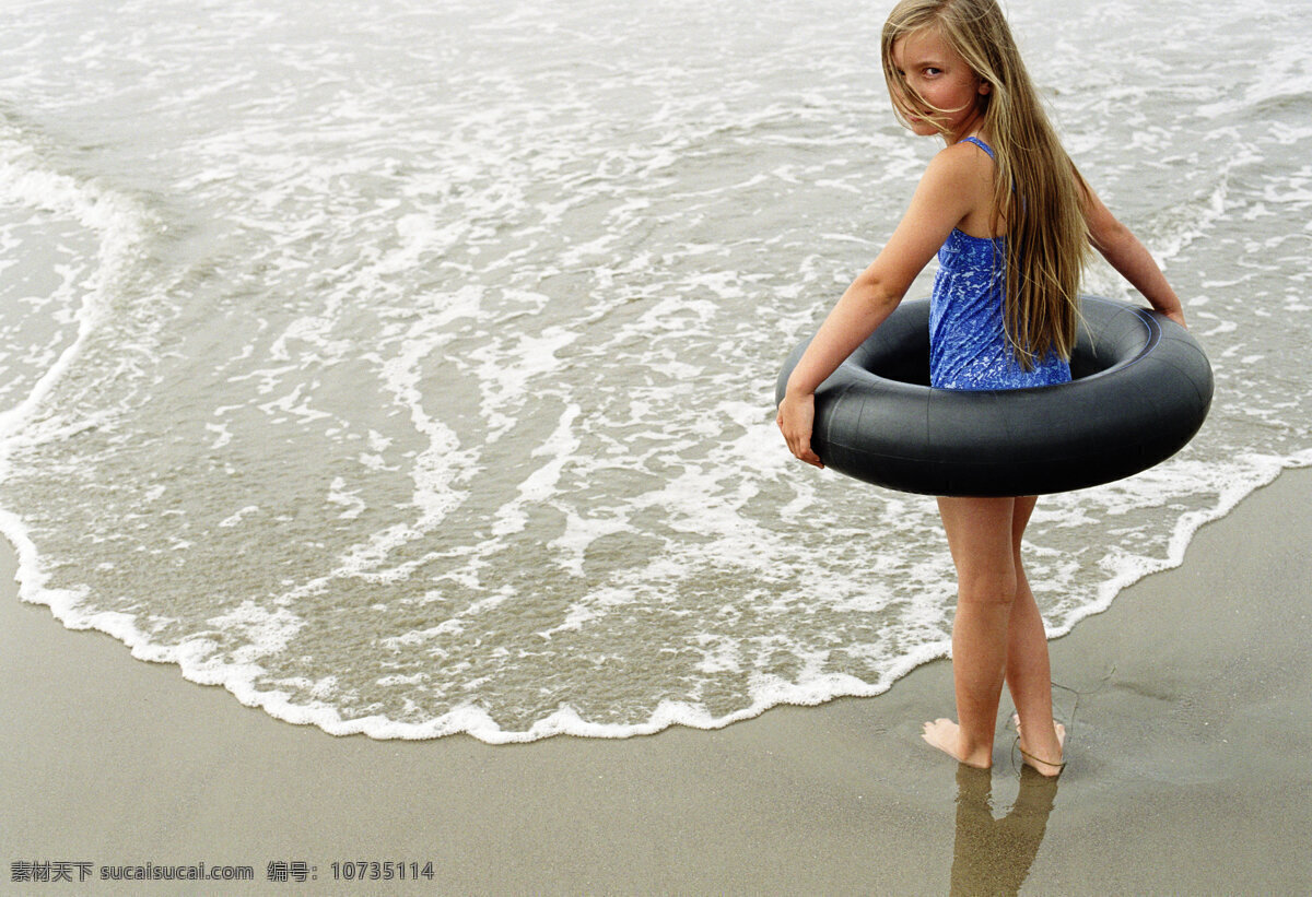 海边嬉戏 玩耍 嬉戏 人物 泳衣 大海 蓝天 沙滩 游泳圈 女孩 人物图库 人物摄影 摄影图库