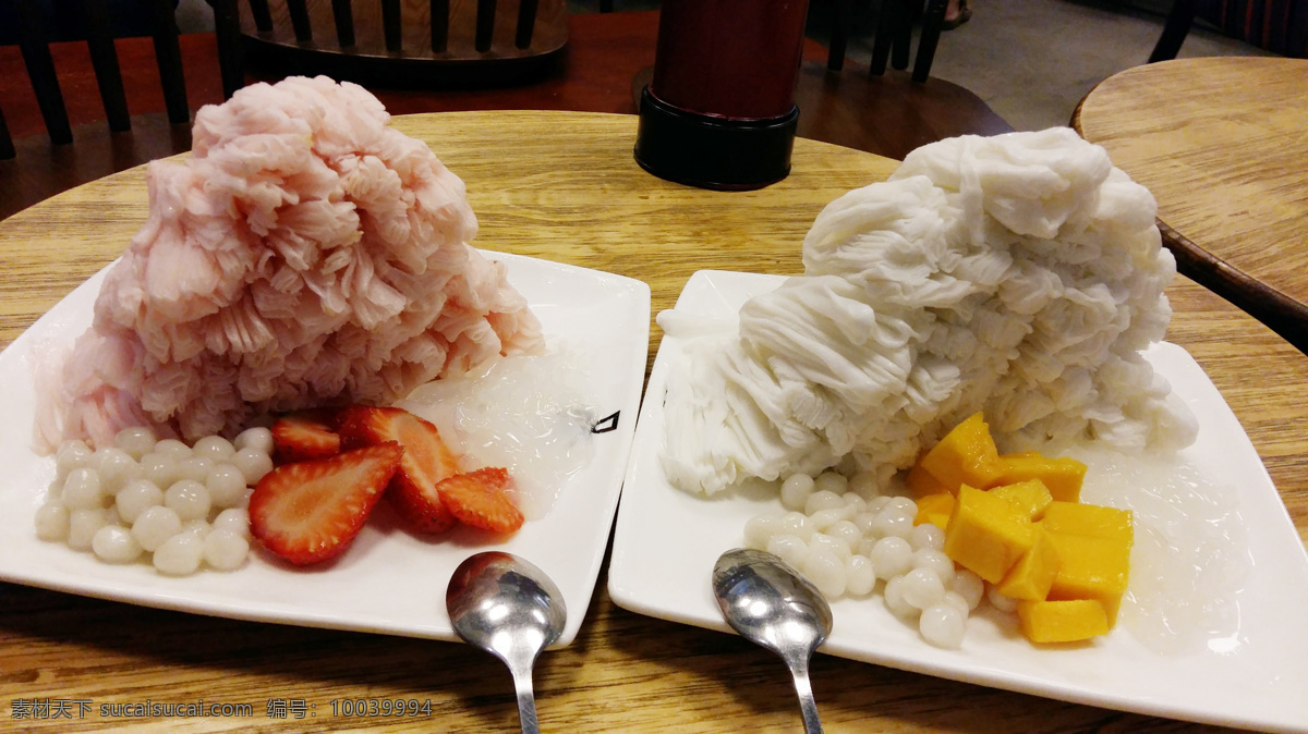 绵绵冰 芒果 芒果味 乳白色 乳白色绵绵冰 草莓 草莓味 粉红色 美食 勺子 勺 冰 椰果肉 碟子 餐饮与美食 餐饮美食