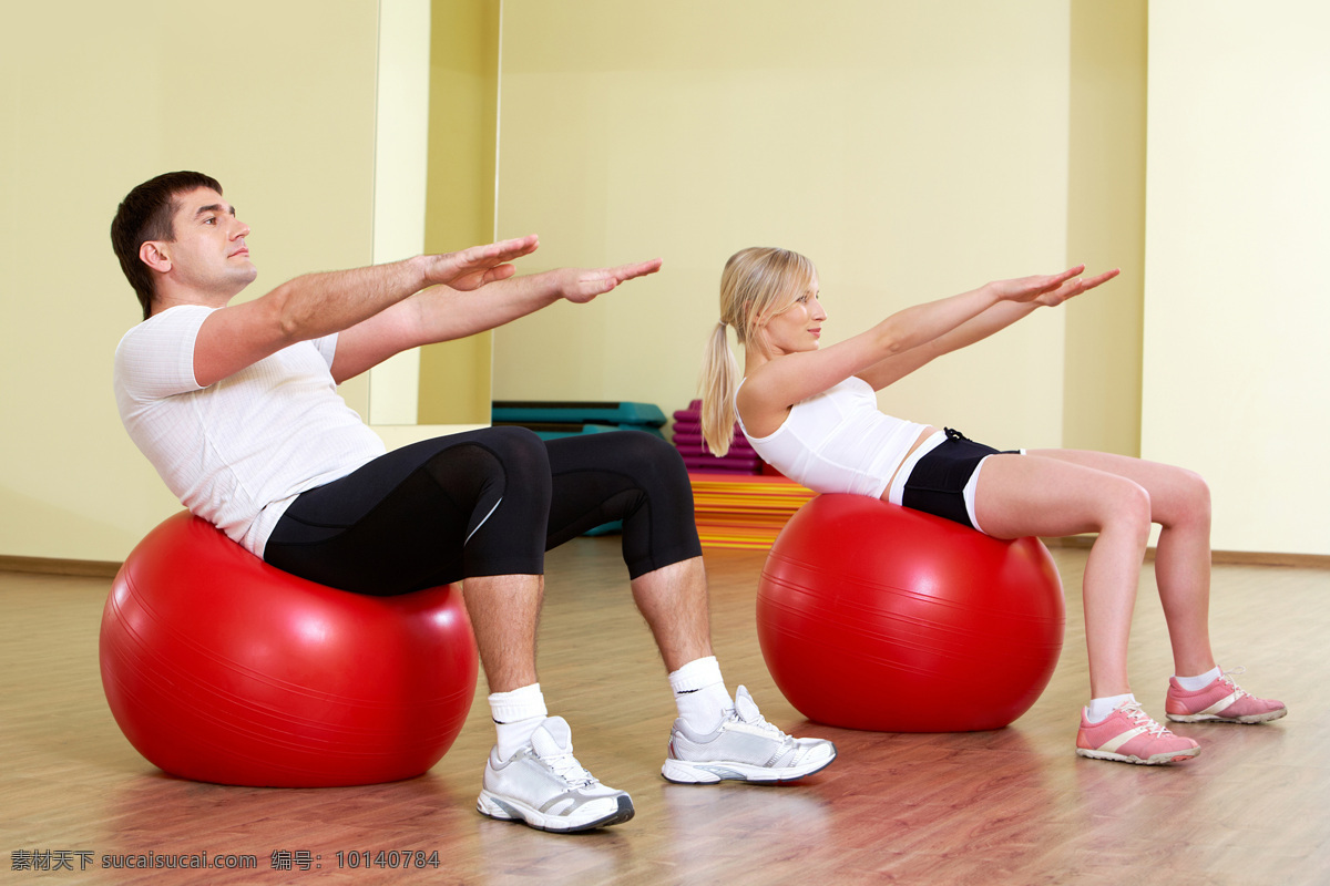 坐在 球 上 做 运动 男人 女人 健身 锻炼 体育运动 瑜伽 人物图库 人物摄影 男性 女性 生活百科