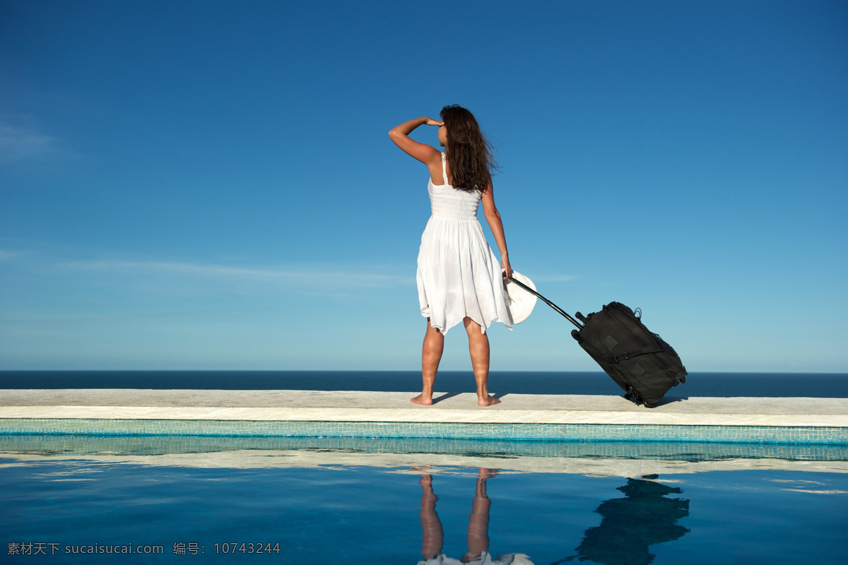 拉 行李箱 女人 旅客 旅行旅游 大海 海边 海洋 沙滩 时尚女人 背影 看 眺望 拉着行李箱 沉重行李箱 箱子 戴太阳帽 戴墨镜 高清图片 生活人物 人物图片