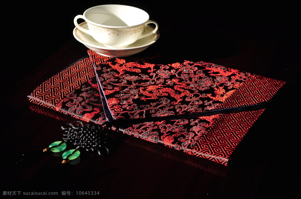 黑色桌旗 桌旗 桌子 旗子 红色的桌旗 花纹 古典花纹 中国古典花纹 中国结 丝绸 布 红色丝绸 红色的布 黑红桌旗 传统文化 文化艺术
