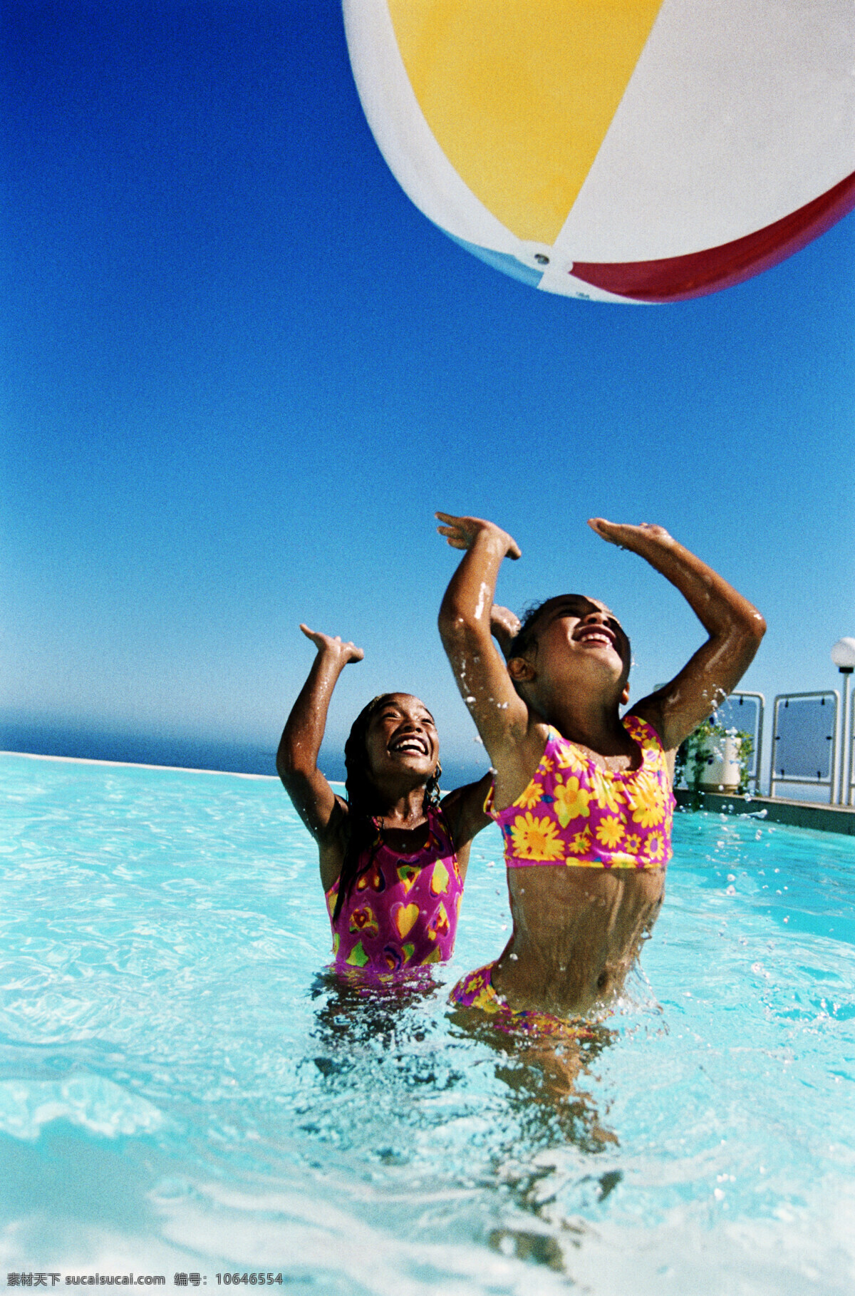 水里 玩 汽 球 人物 水 海水 女孩 小女孩 儿童 国外儿童 人物素材 人物摄影 生活人物 人物图片