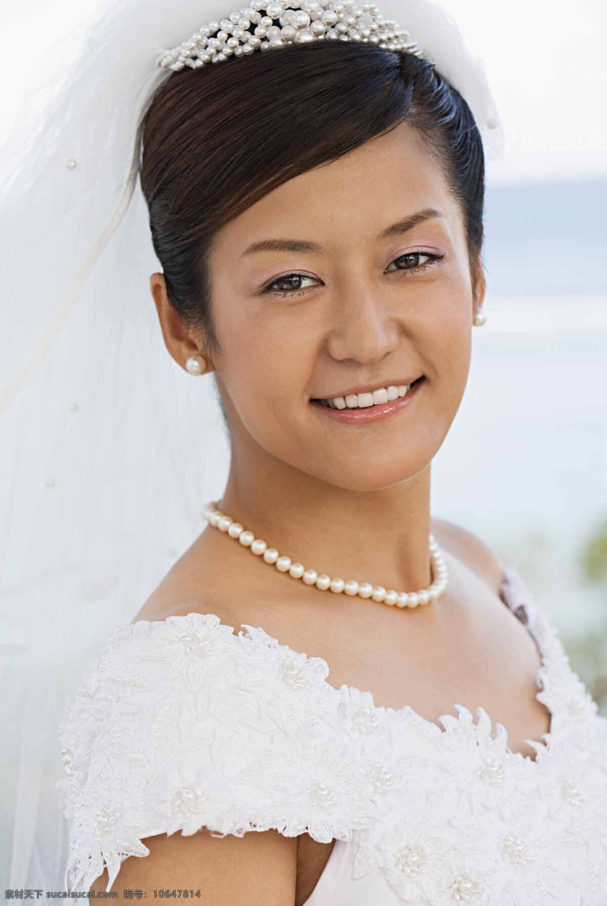 穿着 婚纱 戴 项链 幸福 微笑 新娘 海边 婚礼 洁白 人物 高清摄影 人物图库 高清图片 情侣图片 人物图片
