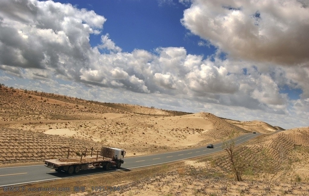 新疆 沙漠中的公路 沙漠 公路 柏油马路 双向道 大型卡车 轿车 戈壁滩 沙漠地 枯草树木 蓝天白云 景观 自驾游 沿途拍摄 畅游 世界 国内 篇 国内旅游 旅游摄影