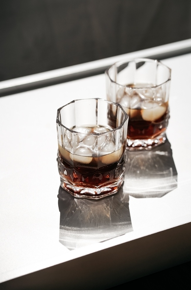棕色 饮品 玻璃杯 酒杯 威士忌 可乐 冰块 金属 质感 背景 下午 下午茶 水果与食物 餐饮美食 饮料酒水