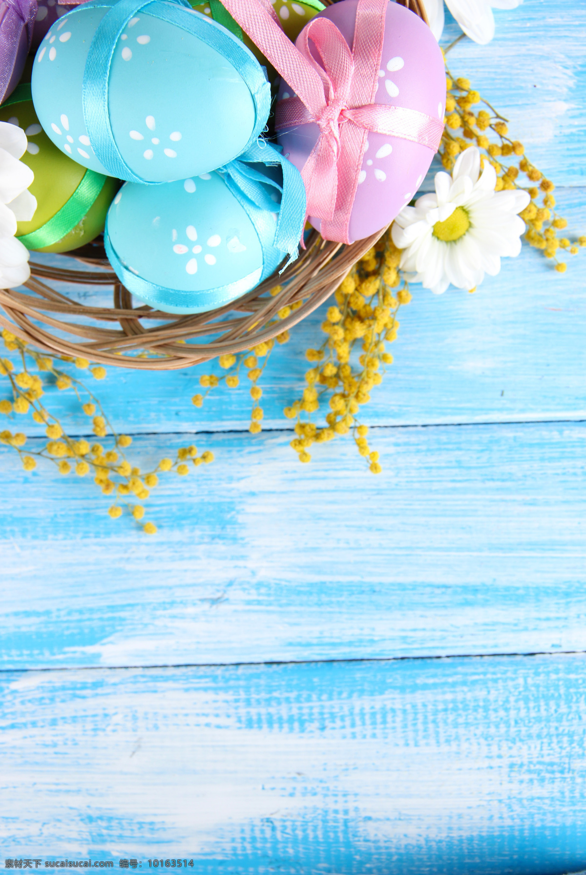 木板 上 复活节 彩蛋 篮子 鲜花 蝴蝶结 节日庆典 生活百科
