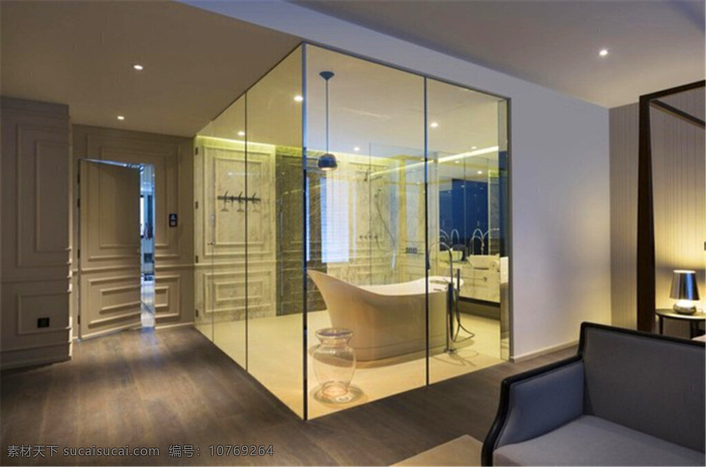 简约 卫生间 浴缸 装修 效果图 白色灯光 白色射灯 玻璃隔断 灰色木地板 椅子